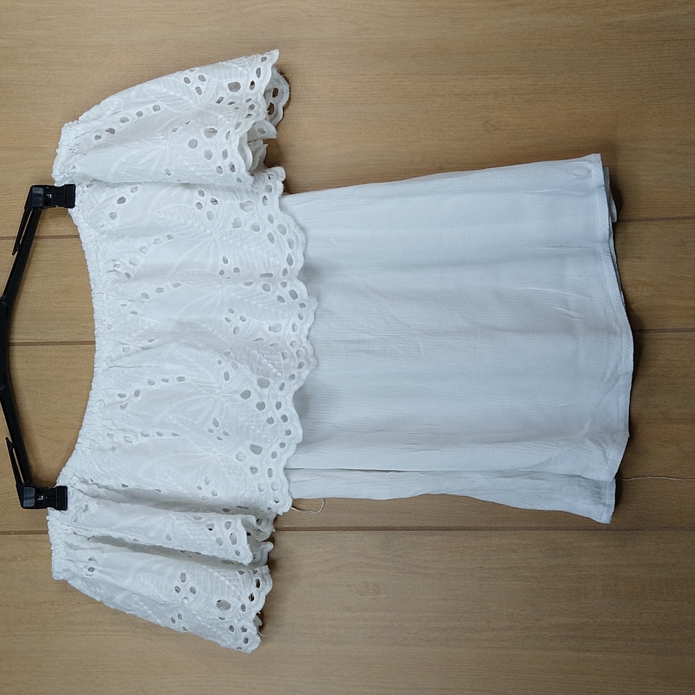 Solitaire Off Shoulder White Top Size: L